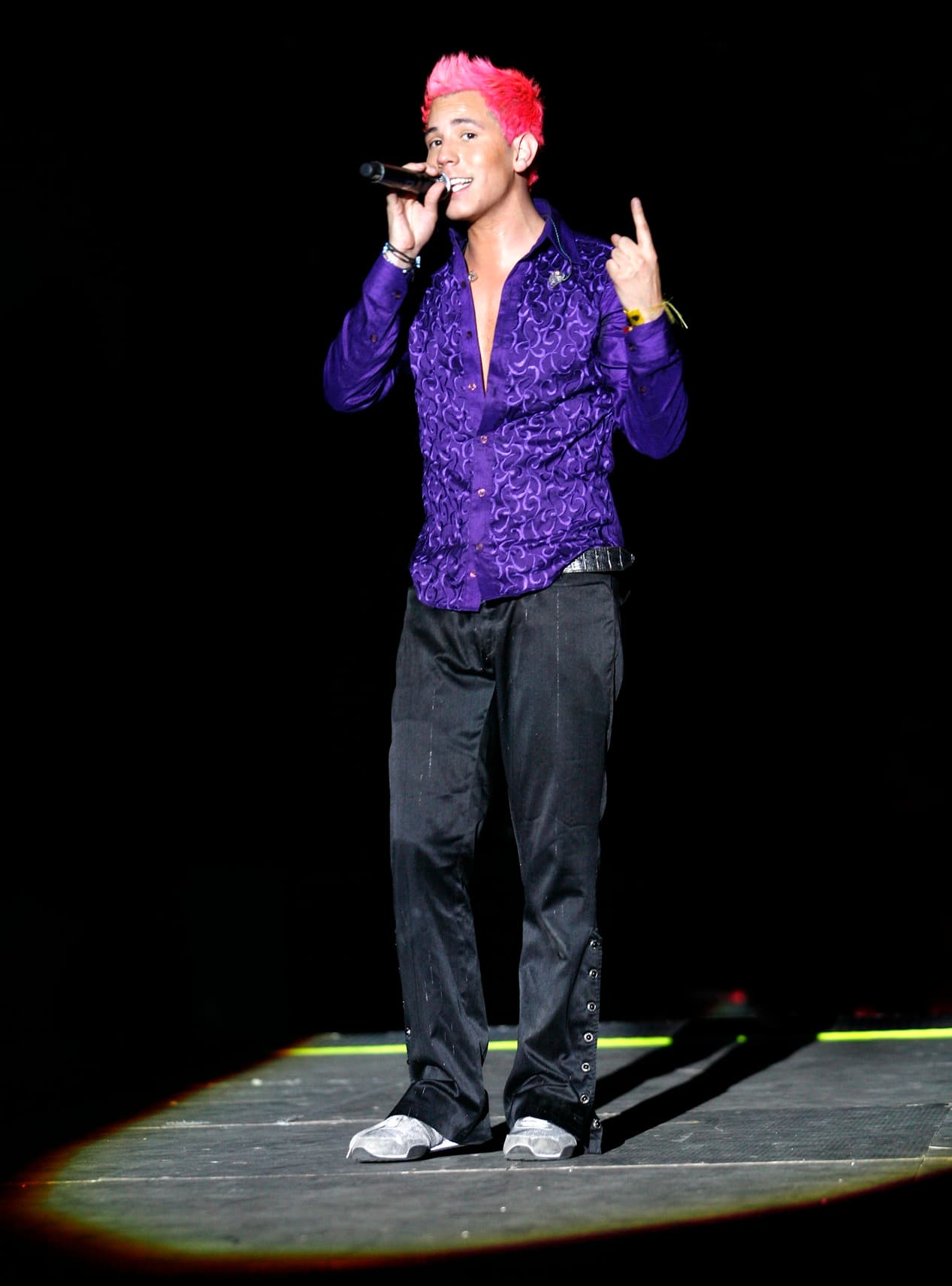 Los chicos también lograron cifras elevadas en descargas digitales. Sus seguidores recibieron con casi instantáneo agrado su primer disco, al que llamaron Rebelde.