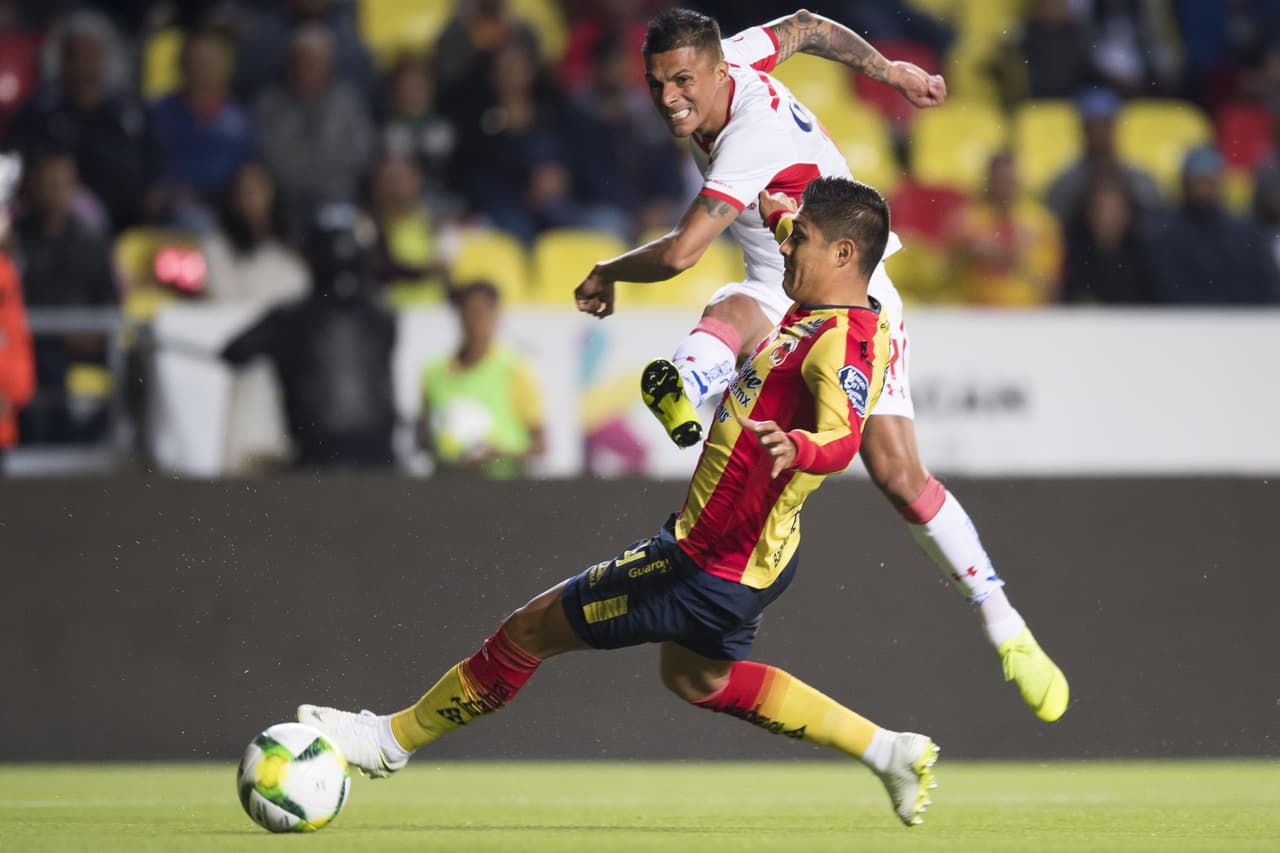 Tras el inicio del partido se presentó una oportunidad de gol muy nítida para los visitantes pero los mexiquenses no la aprovecharon.