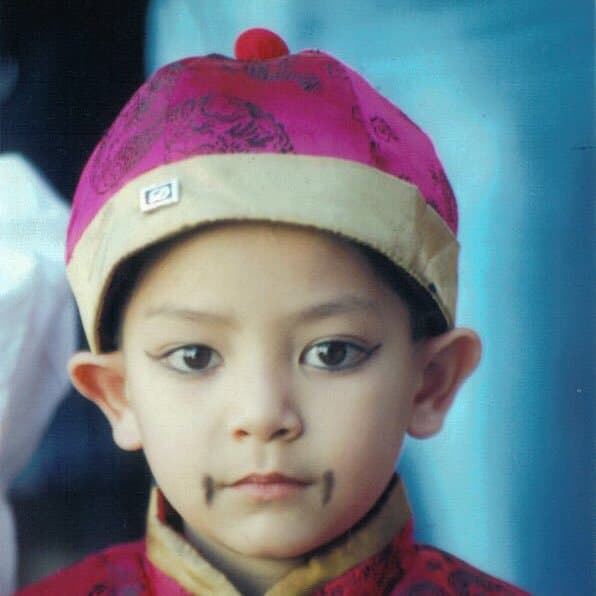 Su nombre real es 
<b>Beng Zeng Huang Servín</b> y nació el 18 de julio de 1995.