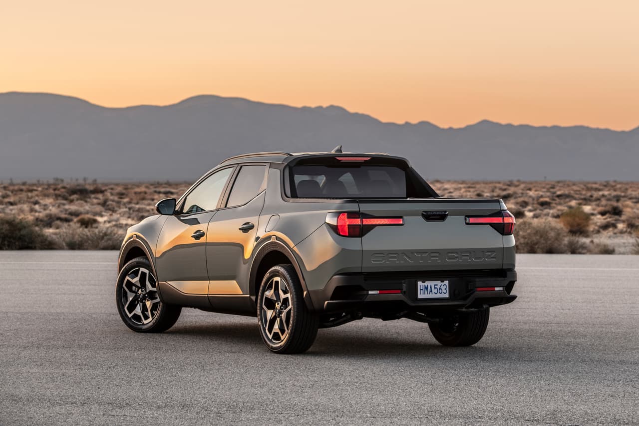 <b>Pero, ¿por qué una Santa Cruz?</b>
<br>
<br>La firma la describe como un 
<i>Sport Adventure Vehicle</i>, un vehículo para consumidores que viven en zonas urbanas, pero cuyos estilos de vida incluyen la necesidad de escaparse los fines de semana en busca de aventuras más allá del asfalto. Incluso acostumbran a llevar consigo una variedad artículos y equipos que se adaptan mejor a la caja de carga de una pickup compacta en lugar del espacio que ofrece la estructura típica de una SUV.