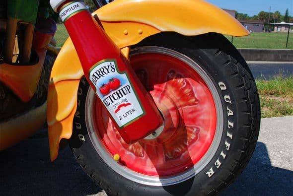 Las llantas las detiene una botella de catsup.