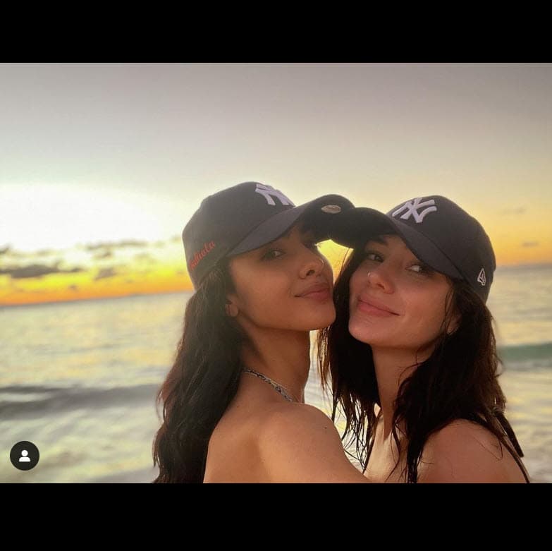 A finales de diciembre de 2021 mandó un mensaje que dejó ver un poco lo que ya sucedía entre ella y Fabiola Valentín, con quien ya tenía un romance de varios meses, pero 
<b>habían decidido mantenerlo en "privacidad".</b>