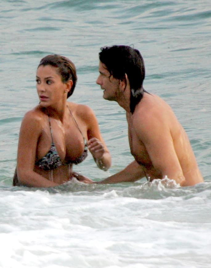 Desde que comenzaron las grabaciones, surgieron los rumores de la pésima relación que Cimarro tenía con Ninel Conde. Tiempo después ella lo acusó de agredirla física y verbalmente: "Es un maleducado, espero que no se repita porque debemos cuidar la imagen de la serie”, dijo.