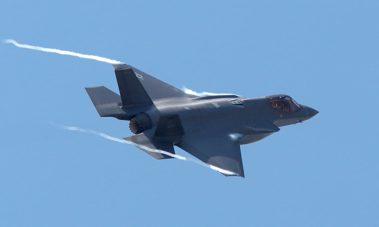 Un avión de combate estadounidense F-35 de la Guardia Nacional Aérea de Vermont sobrevuela el aeropuerto de Skopje, el viernes 17 de junio de 2022.