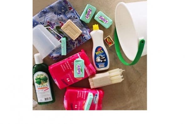 Kit de emergencia para una familia $40: Este kit incluye artículos de primera necesidad para ayudar a una familia a mantenerse saludables. Foto: Oxfam.