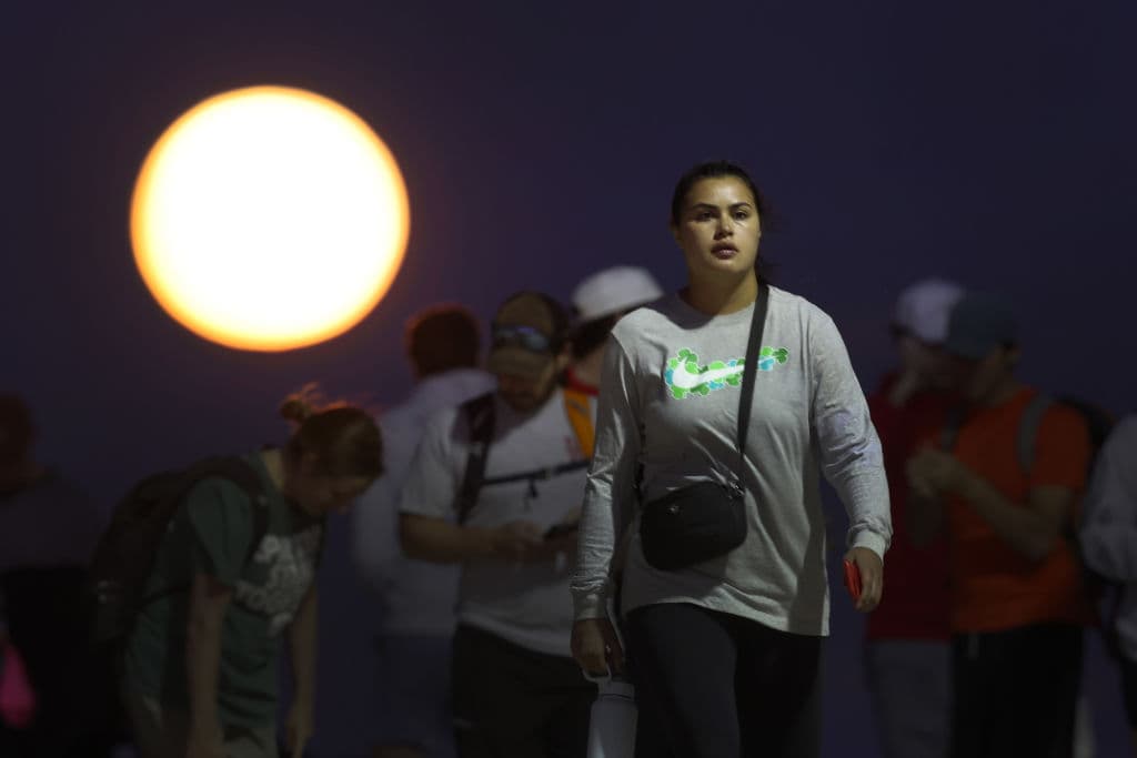 Un grupo de personas reunidas en la North Avenue Beach bajo la superluna azul de este miércoles en Chicago, Illinois.