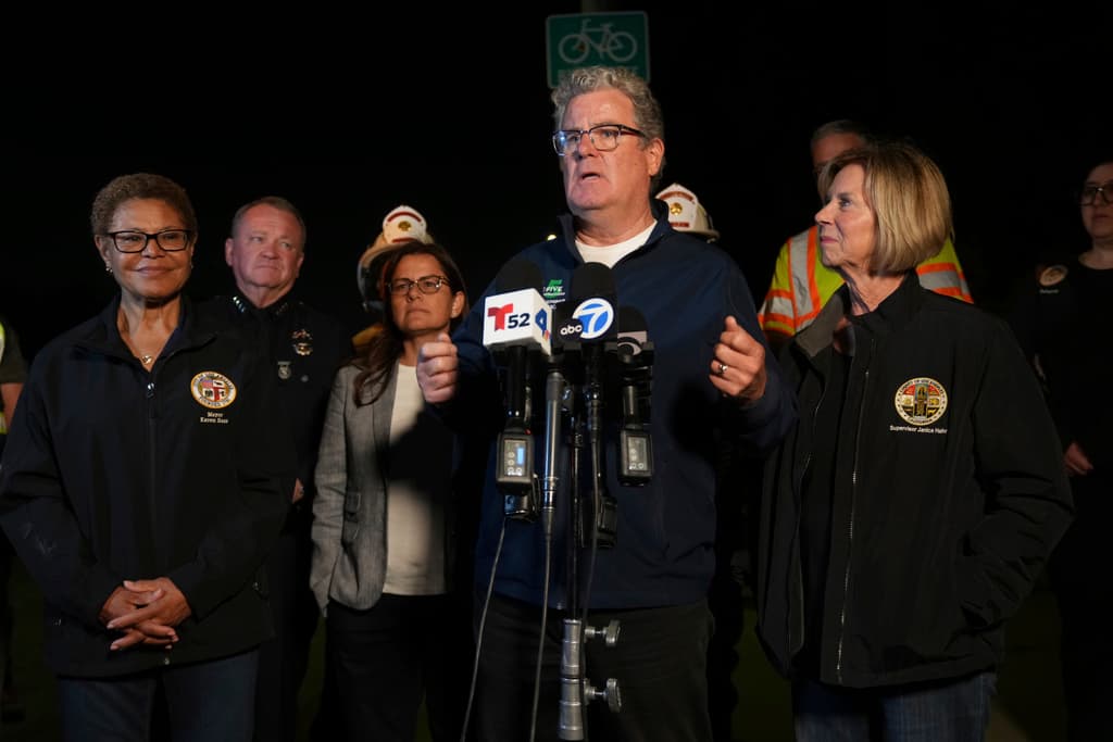 Al micrófono, Tim McOsker, concejal de la ciudad, quien felicitó a los 31 trabajadores rescatados porque "sabían exactamente qué hacer.
<b> Sabían cómo protegerse</b>... Gracias a Dios por las buenas personas que estaban en el túnel”.