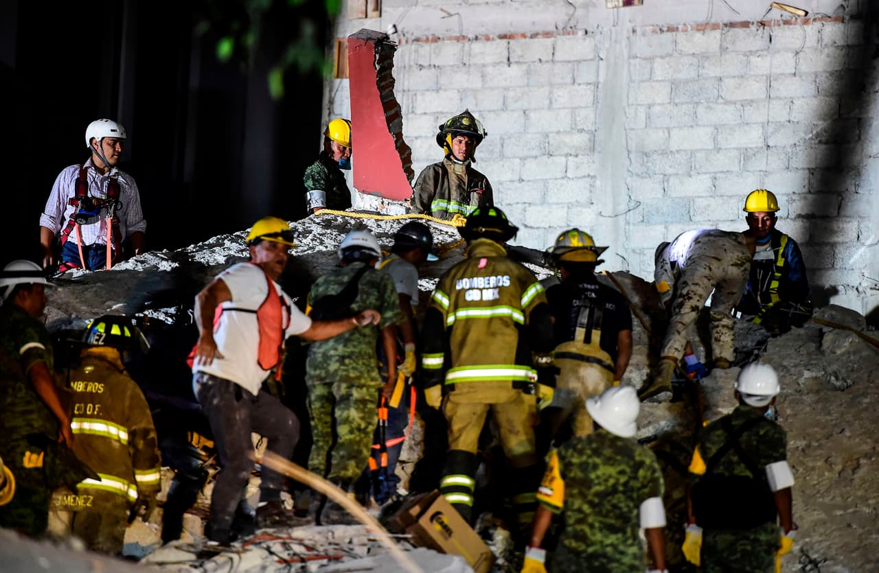 Las labores de rescate continuaron durante la noche.