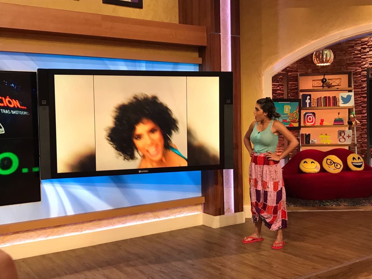 Mela estaba muy atenta a las preguntas de esta famosa, que se veía muy emocionada por estar en el segmento de Mela.