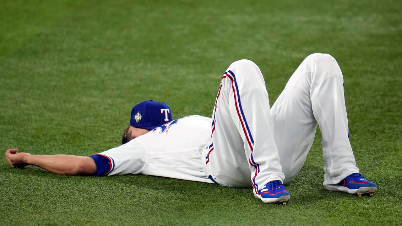 De los Texas Rangers, Corey Seager, se estira antes del Juego 2 de la Serie Mundial de béisbol contra los Arizona Diamondbacks el sábado 28 de octubre de 2023 en Arlington, Texas.