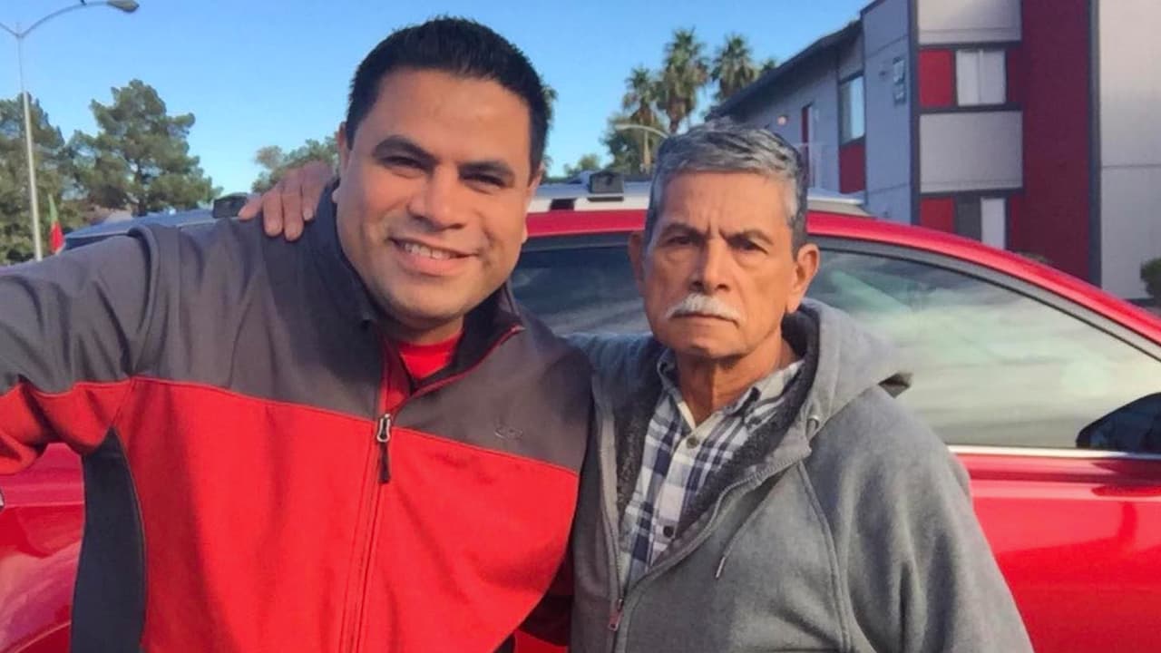 <b>Gabriel Preciado:</b> Reportero de Noticias 45 Primera Hora
<br>"Mi padre: Gabriel Preciado. Hombre trabajador, entregado a su familia. Mi ejemplo de lucha. Para él no existen los 'no puedo'. Admiro su fortaleza y quiero aprenderme todas sus recetas. ¡Cocina muy rico! Lo amo y le agradezco todo lo que ha hecho por la familia. ¡Te quiero mi padrecito!
