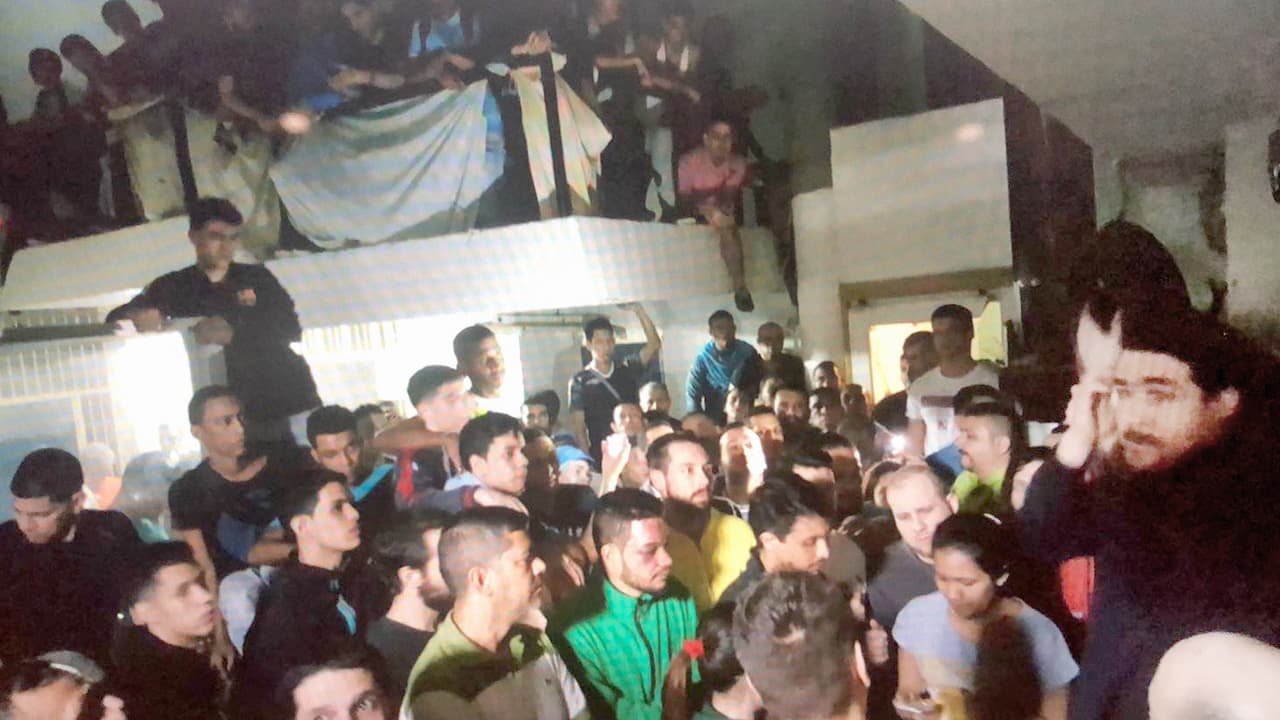 Imagen divulgada este jueves de los reclusos agrupados en uno de los espacios que controlan en la cárcel Helicoide de Caracas. Algunos reclusos han denunciado que agentes de la fuerza pública entraron a la prisión y se encuentran negociando con los dirigentes políticos.