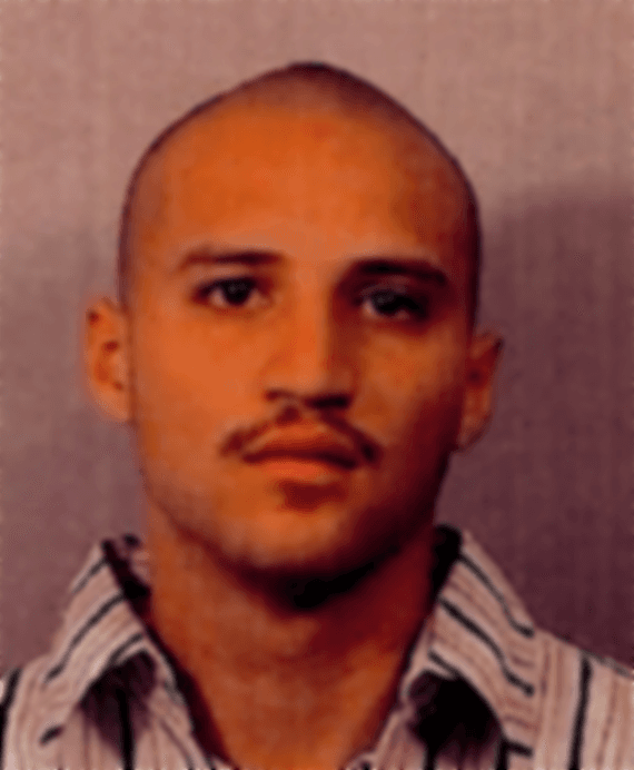 <b>Carlos Felino Hernández</b> es buscado por su presunta participación en un asesinato y un intento de asesinato en 2006. El 23 de julio de 2006, Hernández presuntamente asistió a una fiesta en Pico Rivera, California, donde se involucró en una pelea con otro asistente. Hernández presuntamente persiguió al hombre hasta la calle e intentó dispararle. Cuando su arma falló, Hernández supuestamente se volvió y le disparó a otro hombre, matándolo instantáneamente. Al huir del lugar, Hernández presuntamente disparó varias rondas contra la multitud que se había reunido junto a la víctima.