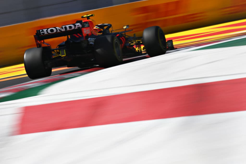 Red Bull hace el 1-3 con Max Verstappen en primer lugar y Sergio Pérez en tercero durante el Gran Premio de México en la Formula 1. Lewis Hamilton se quedó con la segunda posición durante la carrera. El mexicano logró subirse al podio en se casa.