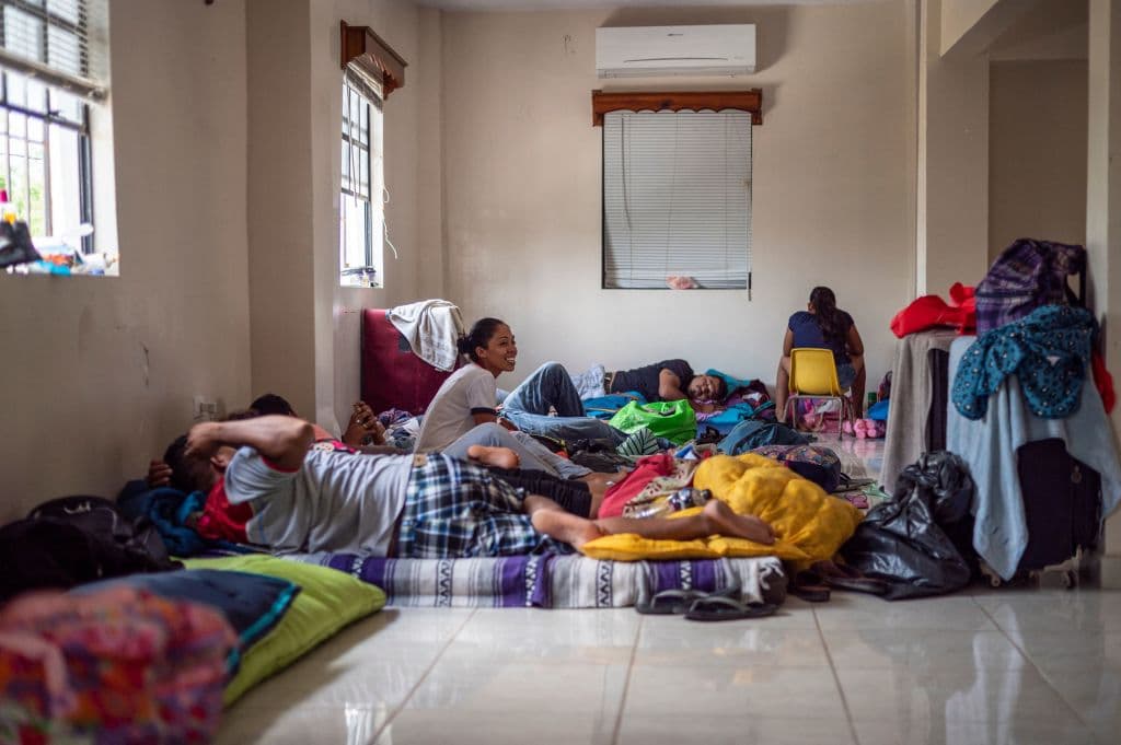 <b>Chile, Brasil y Colombia.</b> En la imagen, un grupo de migrantes descansa en un albergue en Matamoros, México, a finales de mayo de 2021. Chile, Brasil y Colombia se encuentran entre las 10 nacionalidades que más han buscado refugio en México en el último año. Chile se incorporó a la lista en 2020 tras desplazar a Camerún.