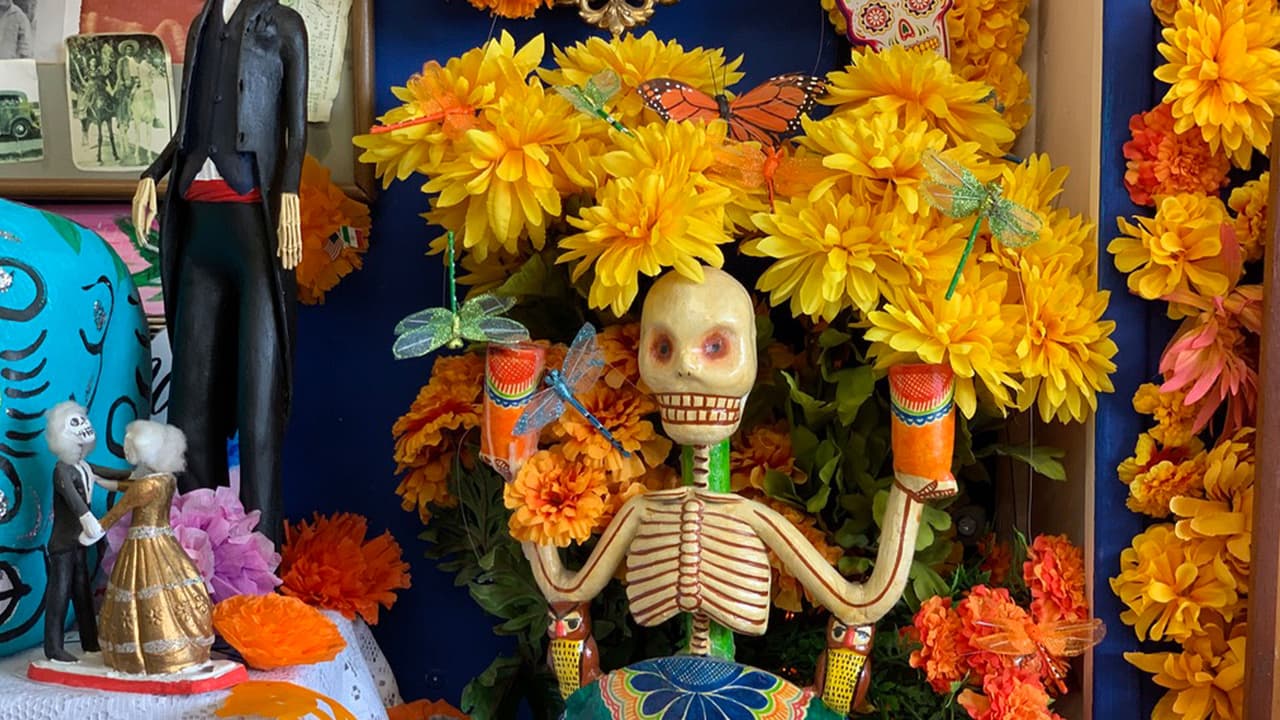 La flor de cempasúchil representa el sol y la vida eterna en el cielo después de la muerte y su aroma también sirve de guía a los difuntos en su camino al altar.