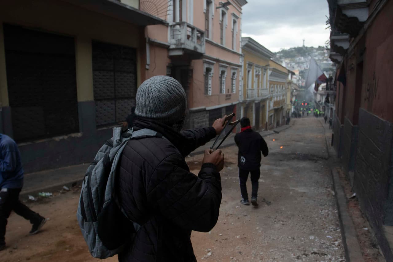 Un manifestante lanza piedras a la policía durante las protestas.