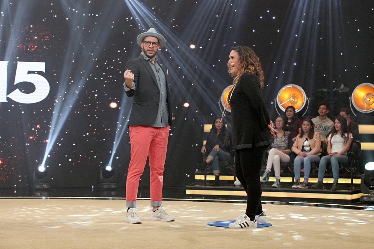 El siguiente reto fue 'Si se parece', la 'Familia' y los invitados debieron imitar diferentes objetos y animales como una gallina, una botella, una flauta, etc.