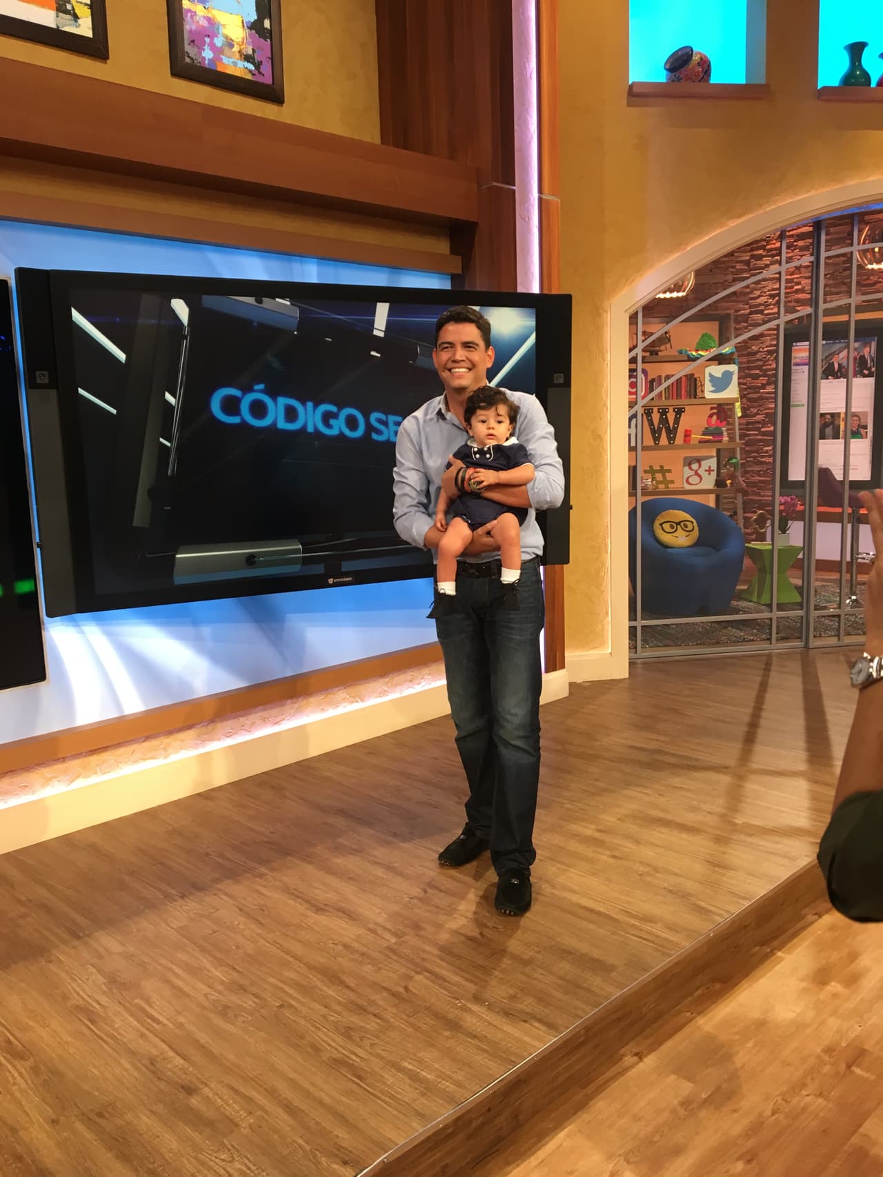 Baby Joshua cumplió 8 meses y para celebrarlo vino a presentar Código Segura con su papito.