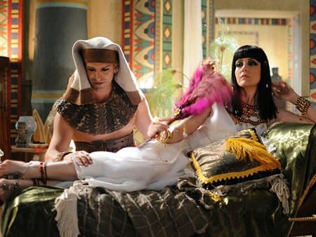 Los 'klaft' no podían faltar en todo momento, tal vez este sea el accesorio más recurrente de aquel tiempo, pues cubría de los intensos rayos del sol, pero al mismo tiempo era fresco para el cuero cabelludo.