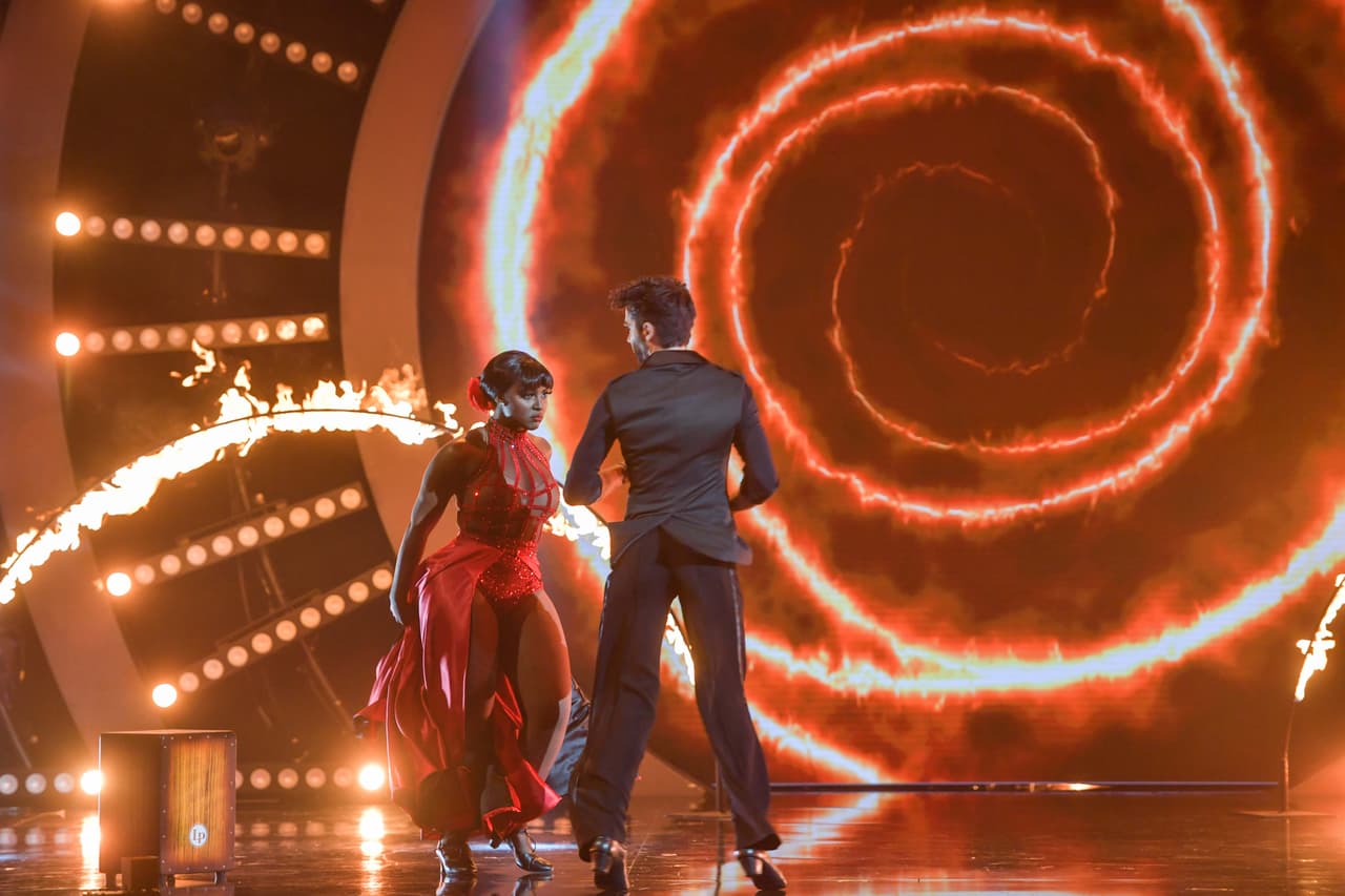 También el público quedó maravillado. Cuando la pareja terminó de bailar, quienes estaban en el foro se levantaron de su asiento para aplaudir de pie.