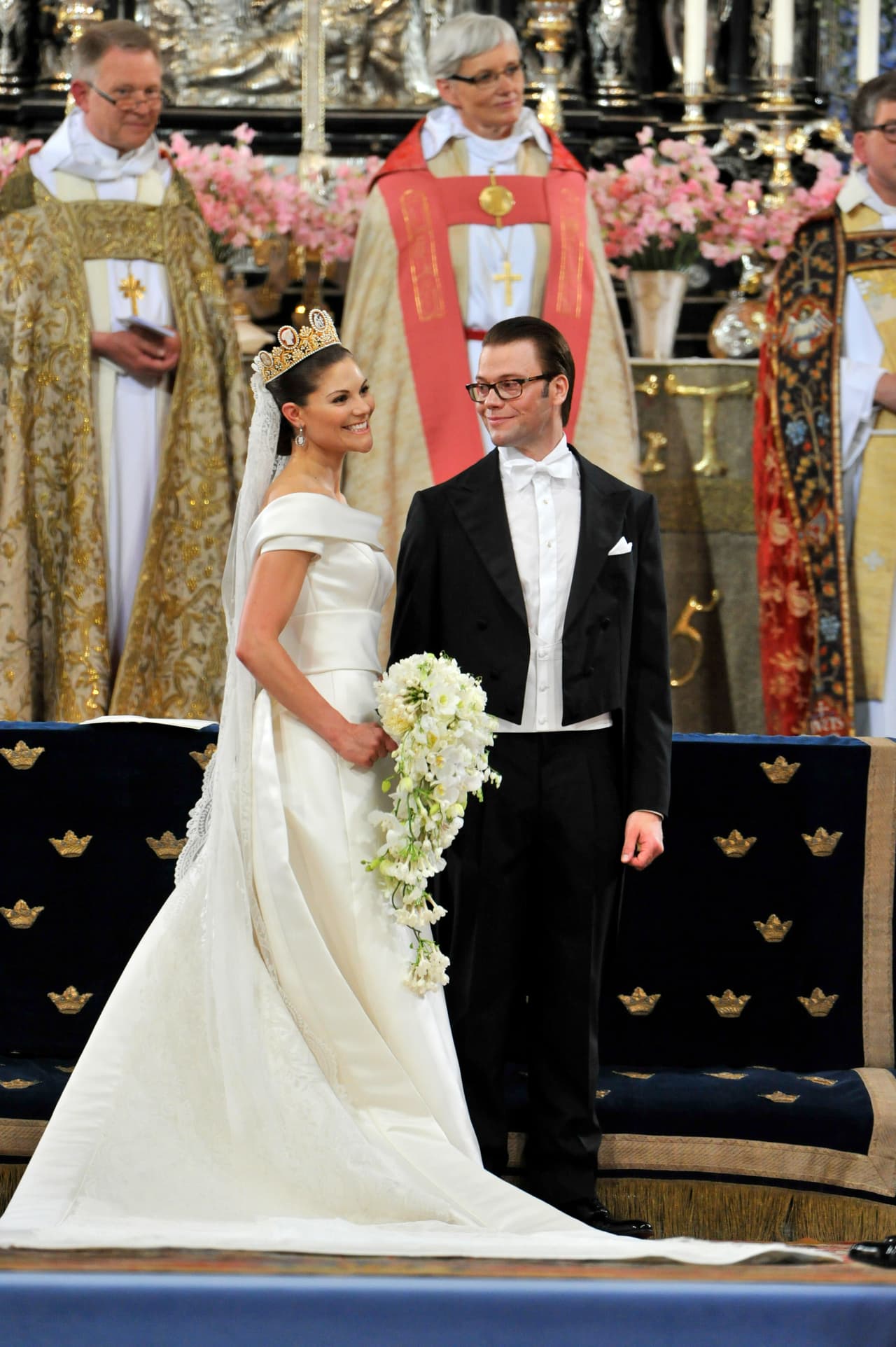 <b>2010 - Princess Victoria of Sweden and Daniel Westling</b>
<br>At her 
<a href="https://www.vanitatis.elconfidencial.com/noticias/2010-06-19/risas-y-lagrimas-en-la-boda-de-la-princesa-victoria-de-suecia-y-daniel-westling_576759/">romantic wedding</a> with her personal trainer, the heir to the throne wore a shoulder-less cream-color satin gown and a sash at the waist by Pär Engsheden. The finishing touch: her impressive cameo tiara is a family heirloom.