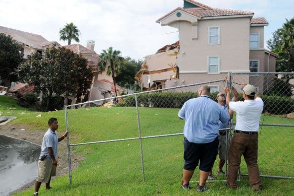 El edificio comenzó a hundirse en un socavón de unos 15 metros de diámetro y 4,5 de profundidad.