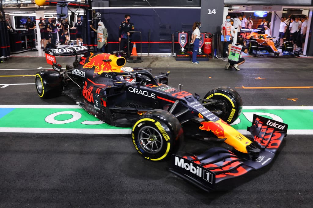 Lewis Hamilton se quedó con la pole position del Gran Premio de Arabia Saudita en el que Max Verstappen encendió las alarmas al tocar pared y terminar en el tercero de la Q3. El mexicano Sergio Pérez terminó quedándose en el quinto lugar en una emocionante clasificación.