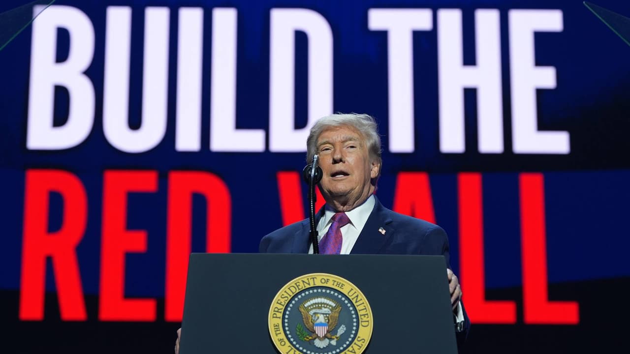 “El año más exitoso en la historia del país”: Donald Trump visitó Phoenix entre protestas