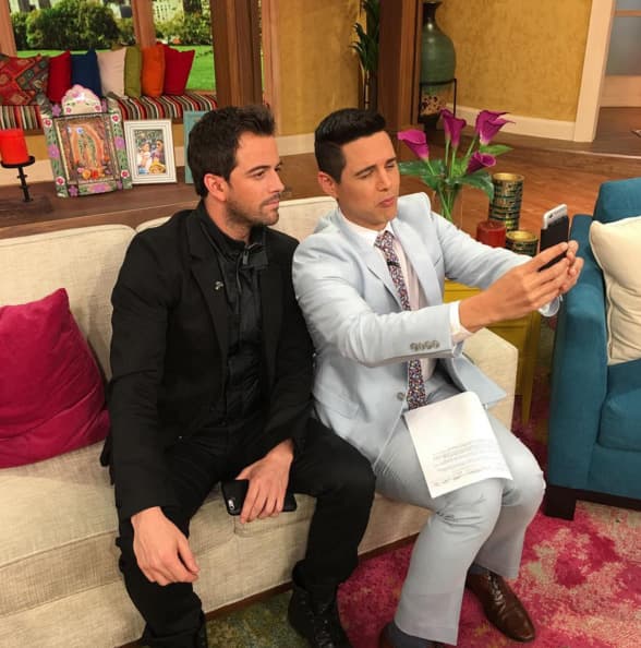 Mane y Chaban tomándose "selfies" entre comerciales.