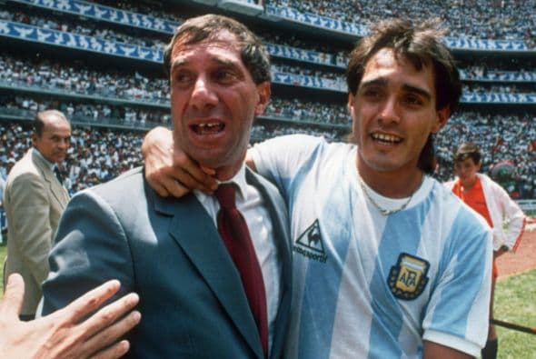 BILARDO - Es médico, ex futbolista y entrenador argentino. Jugaba de centrocampista y su primer equipo fue San Lorenzo de Almagro. Ejerció como analista deportivo en la cadena Fox Sports y ocupó el cargo de secretario de Deportes de la provincia de Buenos Aires.