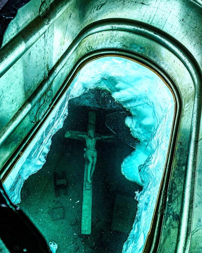 El crucifijo gigante sumergido en el lago Michigan tiene 3.35 metros de largo y pesa 839 kilogramos.