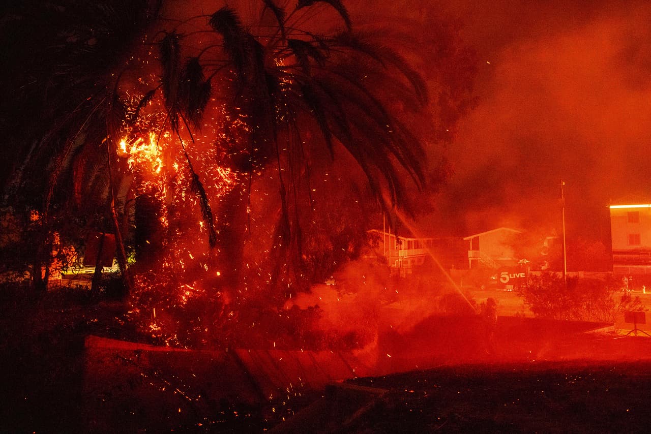 Marrone agregó que el
<b> área permanece "bajo una amenaza inmediata"</b> debido a las condiciones de Bandera Roja, por los vientos de Santa Ana.