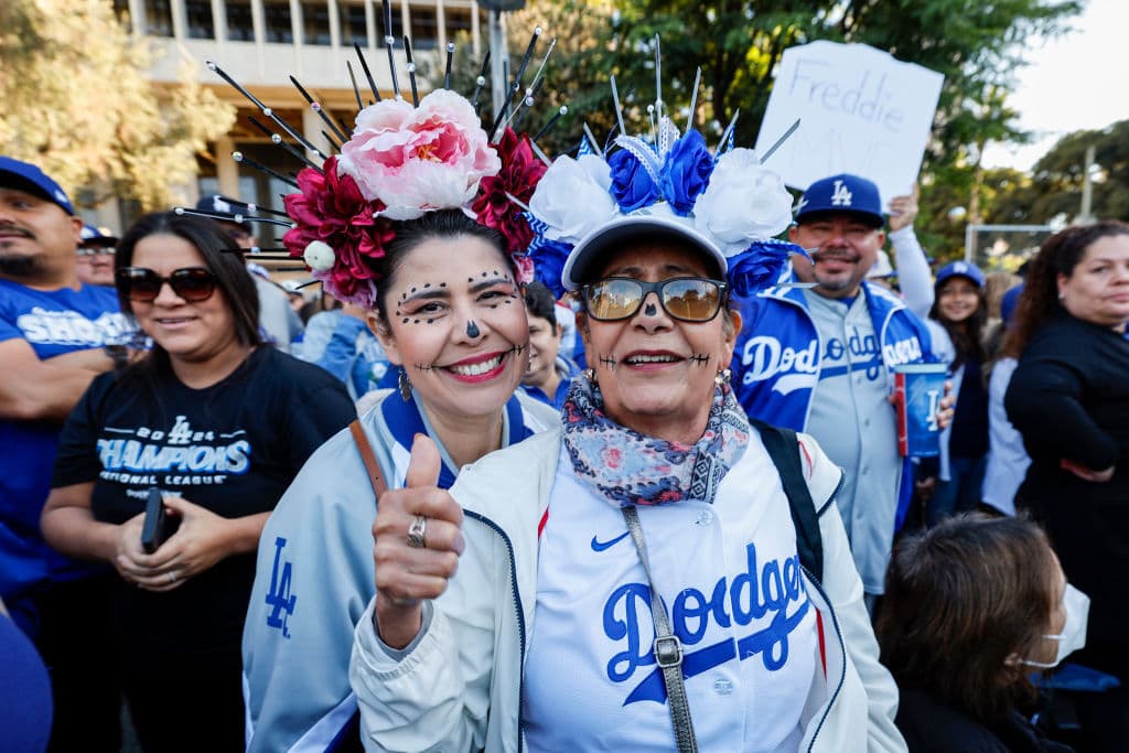 Familias enteras dijeron venir a celebrar generaciones de tradición de apoyo a los Dodgers.