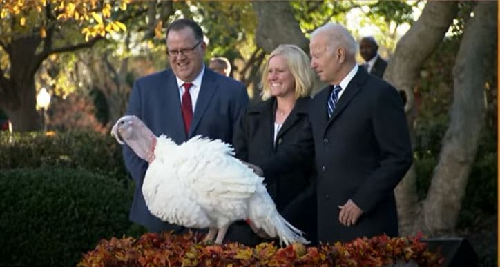 "Muchos de nosotros nos reuniremos con nuestros seres queridos por primera vez en mucho tiempo. Y volveremos a conectar con las tradiciones, con nuestras mesas y nuestros corazones llenos de gracia y gratitud por todos los que lo hicieron posible", dijo Biden.