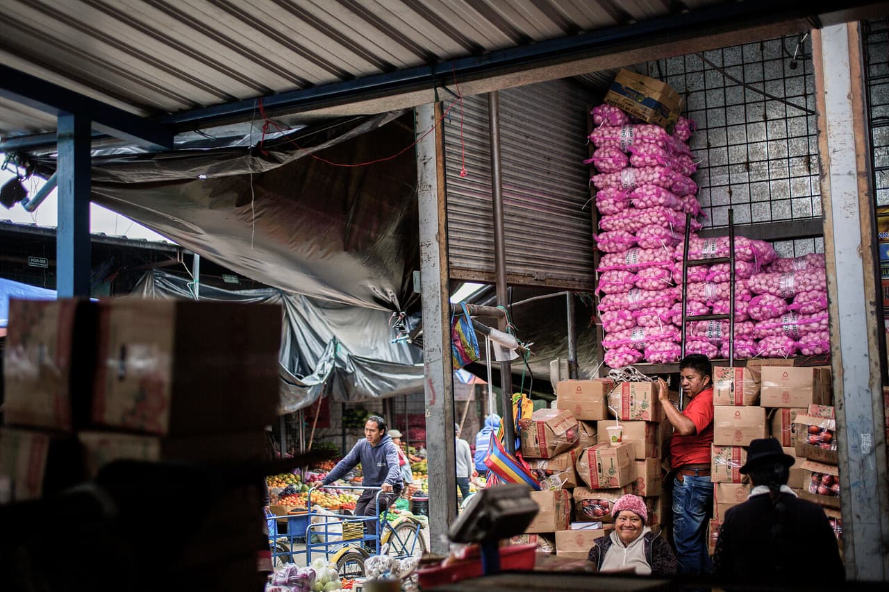 En el Mercado Mayorista de Quito trabajan de forma informal alrededor de 400 venezolanos.