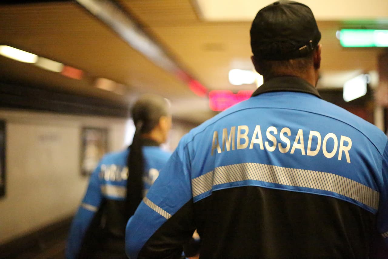 El sistema de trenes BART, que conecta a los condados de la Península con el este de la Bahía de San Francisco, puso en marcha su 
<a href="https://www.univision.com/local/san-francisco-kdtv/bart-desplegara-mas-oficiales-para-vigilar-sus-trenes-pero-no-iran-armados-ni-podran-realizar-arrestos" target="_blank">nuevo programa de “patrulleros”</a> para aumentar la vigilancia en los trenes durante las horas pico y los fines de semana.