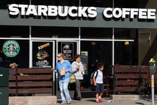 La empresa 
<a href="https://stories.starbucks.com/press/2020/starbucks-to-transform-us-store-portfolio-by-building-on-the-strength-of-digital-customer-relationships/" target="_blank">anunció</a> el cierre de 400 tiendas en norteamérica tras un estimado de pérdidas de $3,000 millones debido al 
<a href="https://www.univision.com/temas/coronavirus">coronavirus</a>. La cadena de tiendas de café se enfocará en otros modelos de ventas en línea y de servicio de entrega.
