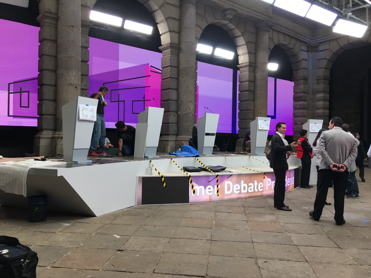 Un total de 17 cámaras estarán captando a los candidatos y moderadores.