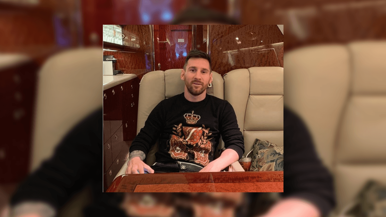 Leonel Messi viaja con estilo, pues este es el jet con el número 10 que adquirió hace poco. El avión incluye una cocina, dos baños y 16 asientos que pueden ser convertidos en camas.