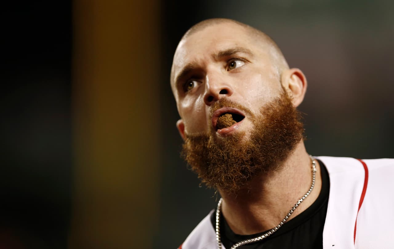 Masticar tabaco en el béisbol: un vicio dañino, cada vez más prohibido