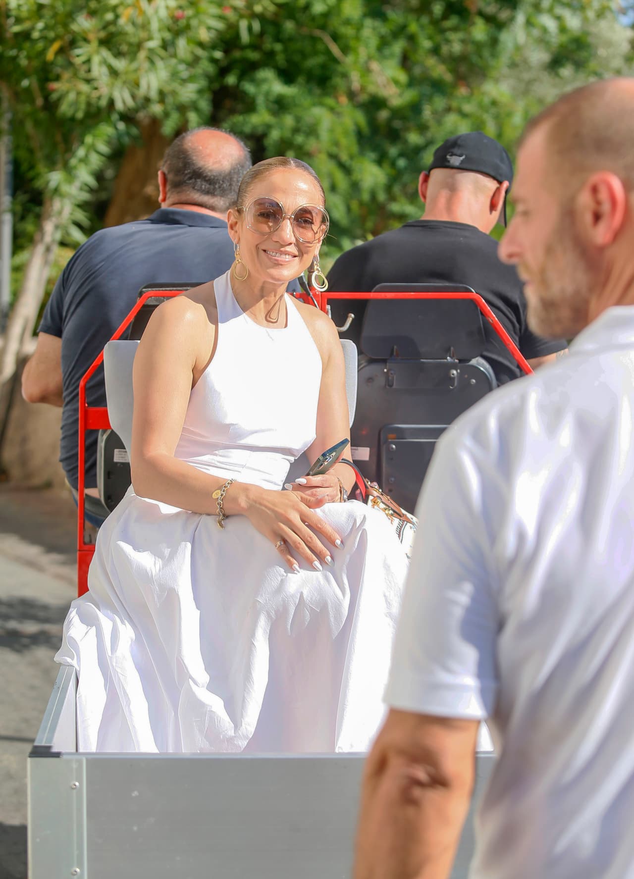 El vestido se puede conseguir a un precio de 
<b>2,600 dólares, </b>según la información del diario británico.
<br>