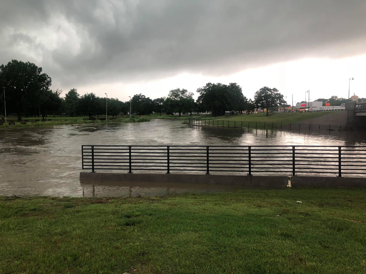 En Arlington se esta desbordando un estanque.