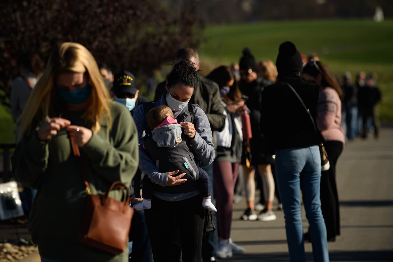 Las filas para votar presencialmente comenzaron desde tempranas horas de la mañana en la ciudad de Cranberry en Pennsylvania, durante el martes 3 de noviembre. La pandemia no ha sido inpedimento para que millones de personas en todo el país sigan ejerciendo su derecho al voto.