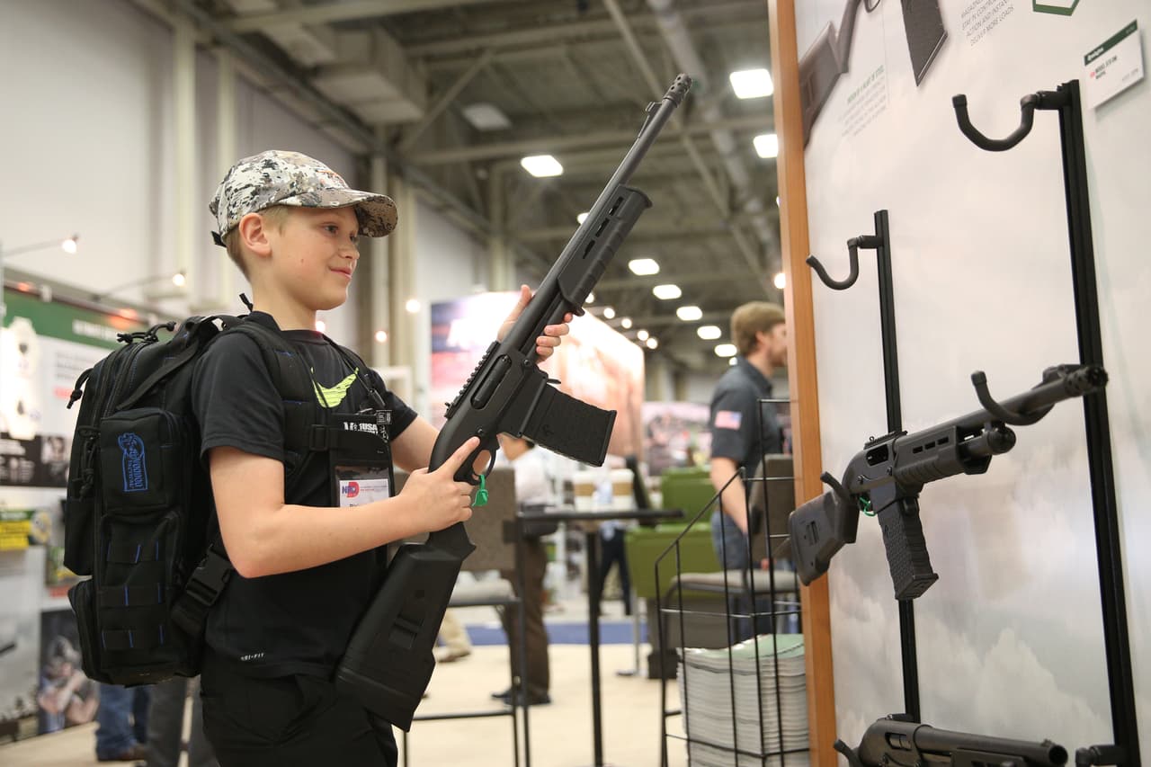 Blaise Maliskey, de 11 años, prueba un arma de una de las exhibiciones en la convención anual de la NRA. En Florida, estado donde ocurrió el último tiroteo masivo en una secundaria, se aprobó una ley 
<a href="https://www.univision.com/miami/wltv/noticias/control-de-armas/camara-de-representantes-de-florida-aprueba-la-primera-ley-en-mas-de-20-anos-para-restringir-el-acceso-a-las-armas"><u>que limita el acceso a la compra de armas a mayores de 21 años</u></a>, firmada por el gobernador republicano Rick Scott. La NRA espera que leyes de ese tipo no se extiendan a los estados donde no existen.