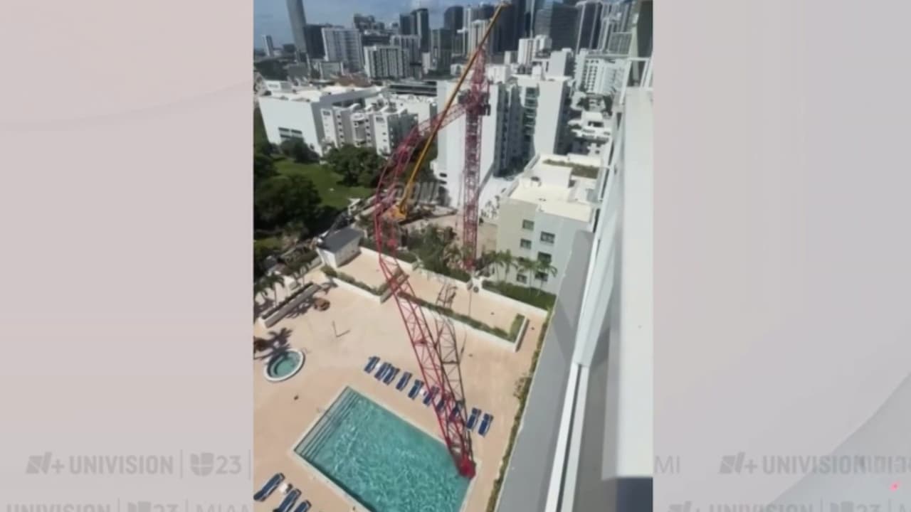 En video: Parte de una grúa cae sobre una piscina en el suroeste de Miami