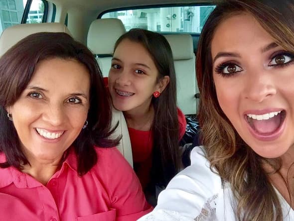 Maity Interiano: "La mejor #selfie para #NationalSelfieDay con mi Mami y mi hermana".