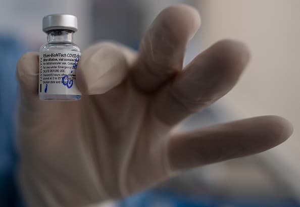 La vacuna contra el covid-19 desarrollada por Pfizer es de dos dosis.