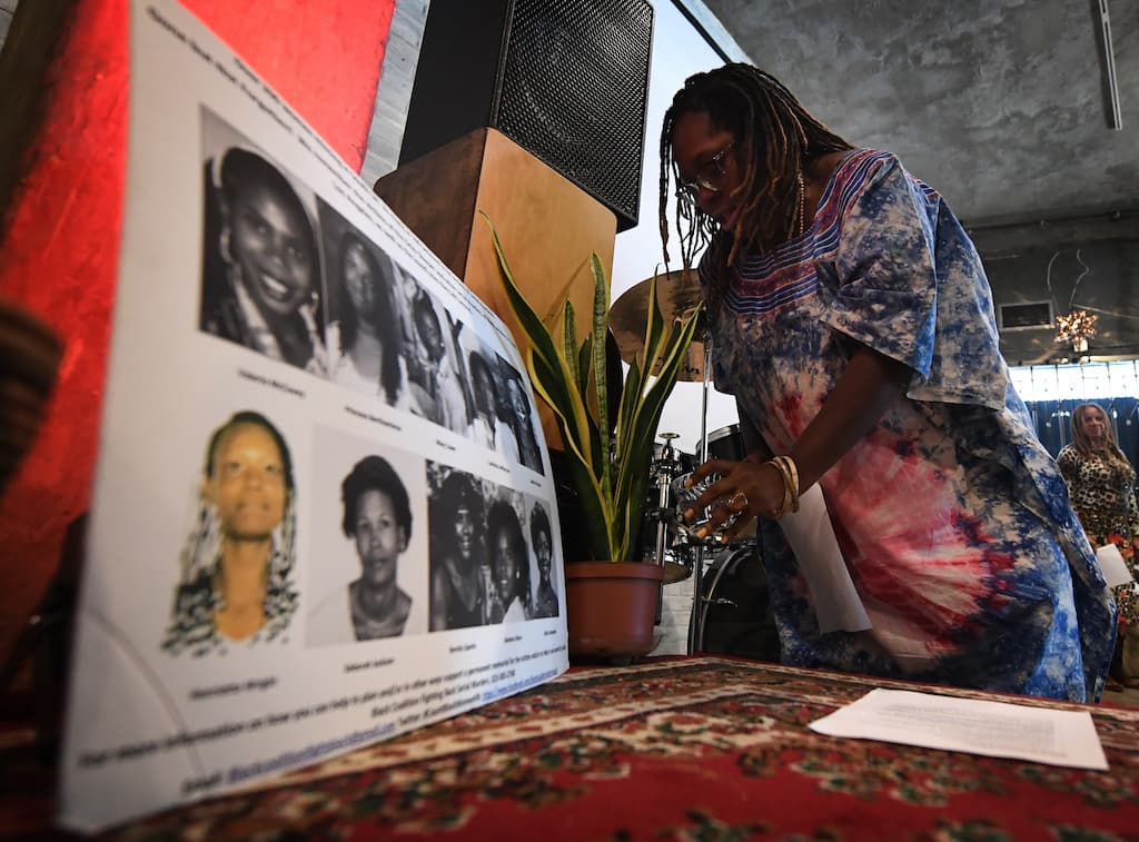 Según las fuentes citadas por 
<i>The Washington Post </i>y 
<i>The New York Times</i>, Little se ganaba la confianza de las mujeres, las golpeaba, abusaba de ellas y las estrangulaba hasta matarlas, en muchos casos dejando pocas marcas físicas y llevando a los investigadores a determinar que las mujeres habían muerto por sobredosis o por causas naturales.