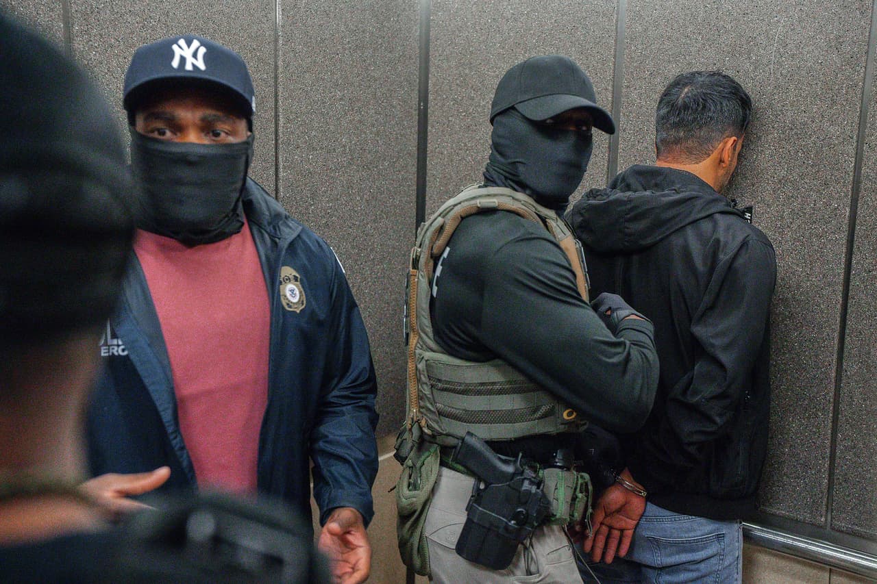 Juez federal bloquea ley de Nueva York que prohibía a los agentes federales cubrirse el rostro e identificarse  